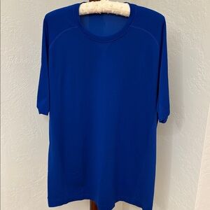 Men’s Lululemon short sleeve performance T shirt.